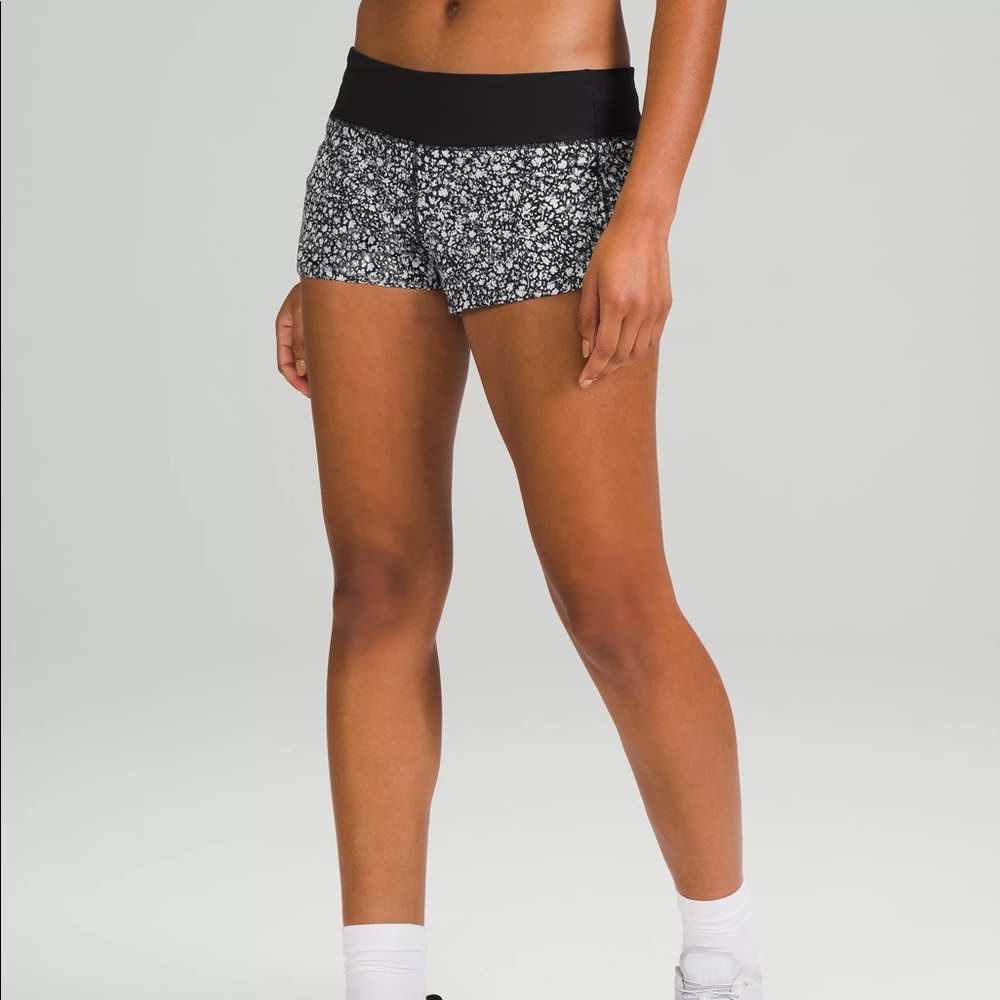 Lululemon like new black and white floral speed up 2.5 inch mid rise.